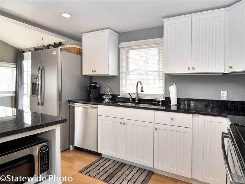 41 Overlook Road Narragansett, RI 02882 - Photo 10 of 25 Kitchen.