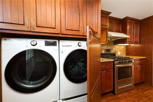 a close up view of a washer and dryer