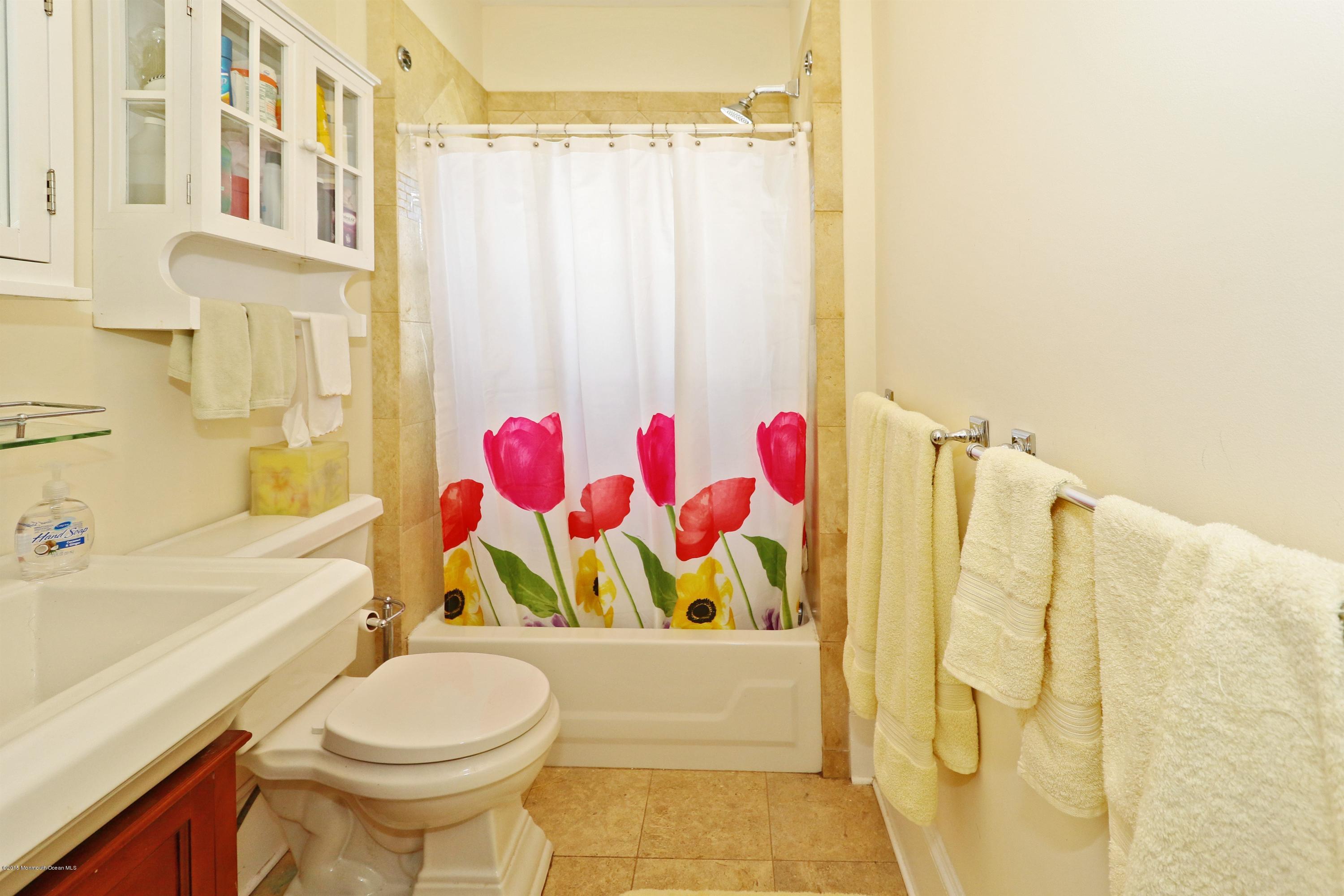 113 Rumson Road Little Silver, NJ 07739 - Photo 21 of 30 a bathroom with a sink toilet and bathtub