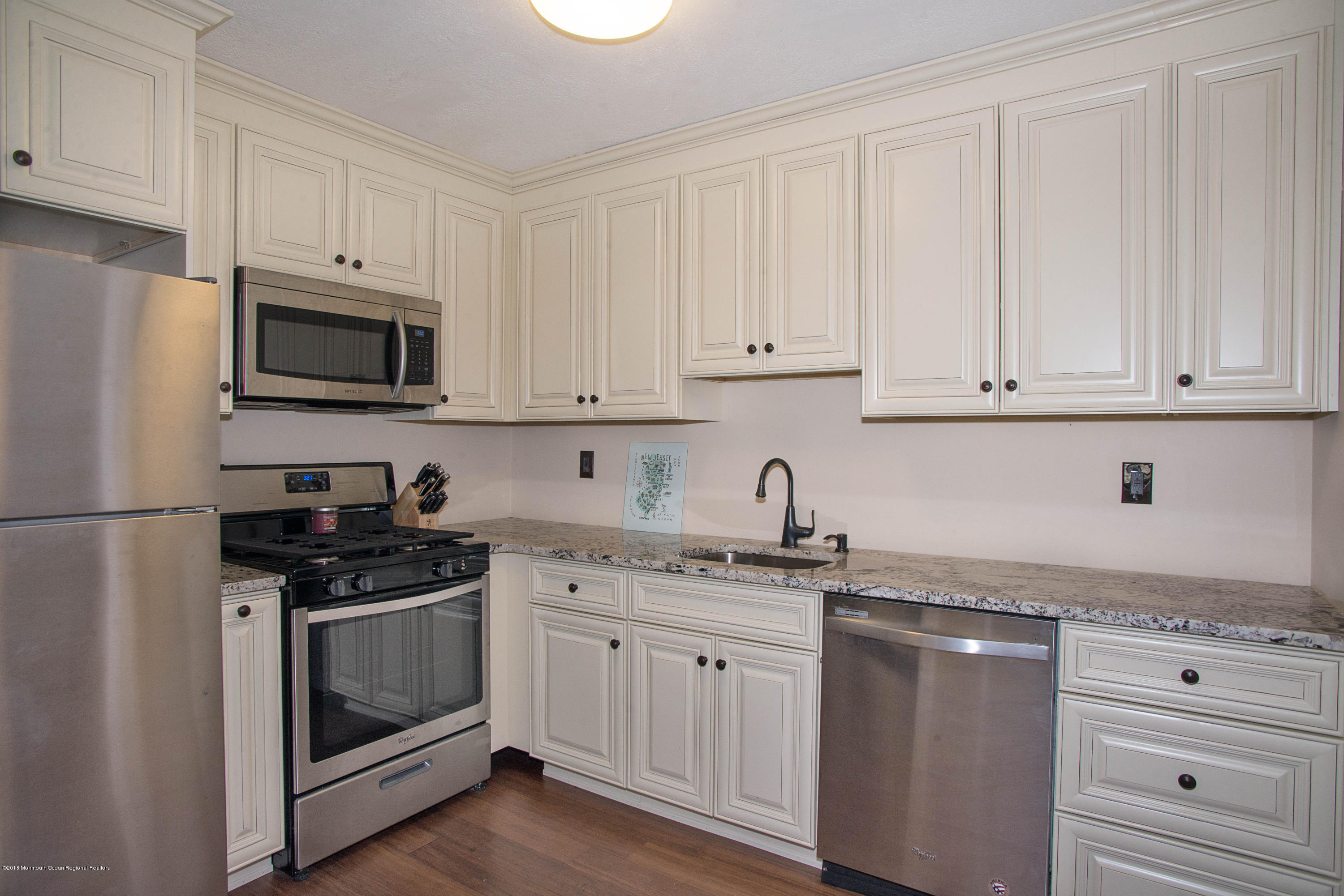 _RMJ1625.jpg kitchen