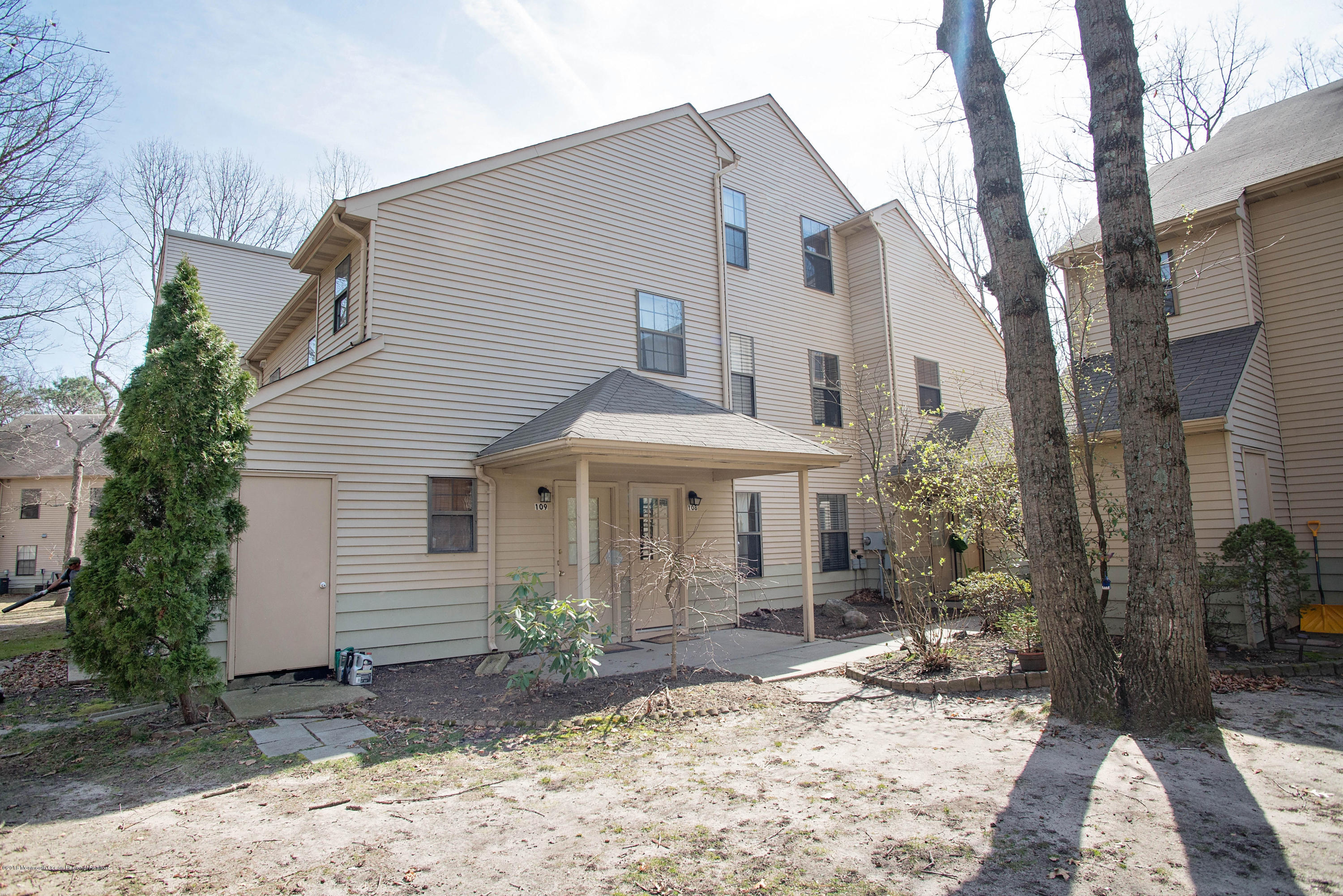 108 Daisy Court Jackson, NJ 08527 - Photo 2 of 13 _RMJ1609.jpg front