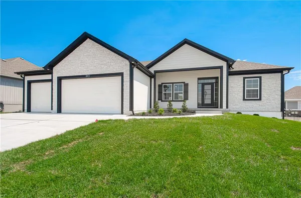 $574,000 | 2211 Prairie Creek Drive, Kearney, MO 64060
