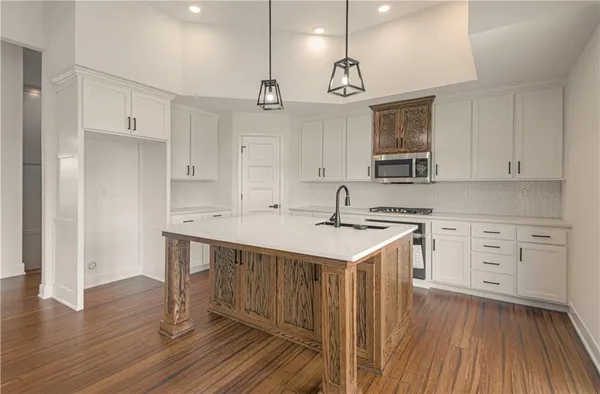 $574,000 | 2211 Prairie Creek Drive, Kearney, MO 64060