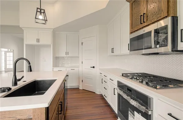 $574,000 | 2211 Prairie Creek Drive, Kearney, MO 64060