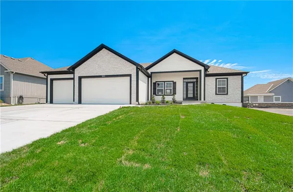 $574,000 | 2211 Prairie Creek Drive, Kearney, MO 64060