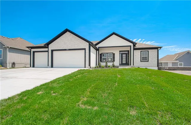 $579,000 | 2211 Prairie Creek Drive, Kearney, MO 64060