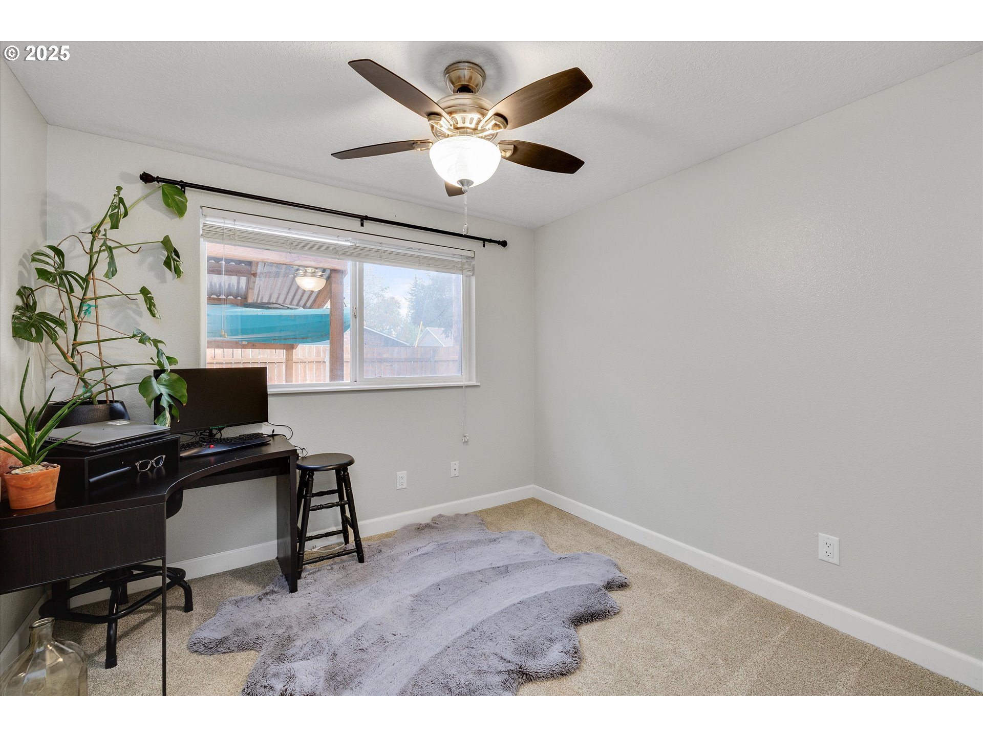 2389 F Street Hubbard, OR 97032 - Photo 15 of 34 a workspace with furniture and window