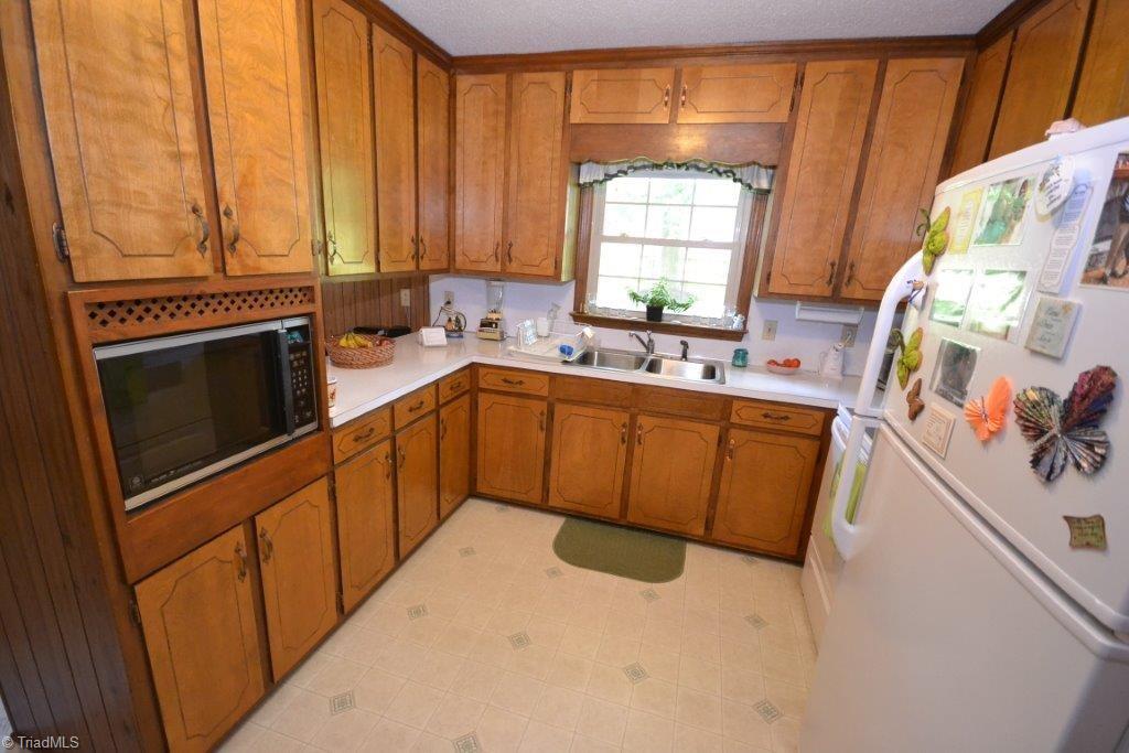 736 Foxfire Road Asheboro, NC 27205 - Photo 6 of 24 Kitchen