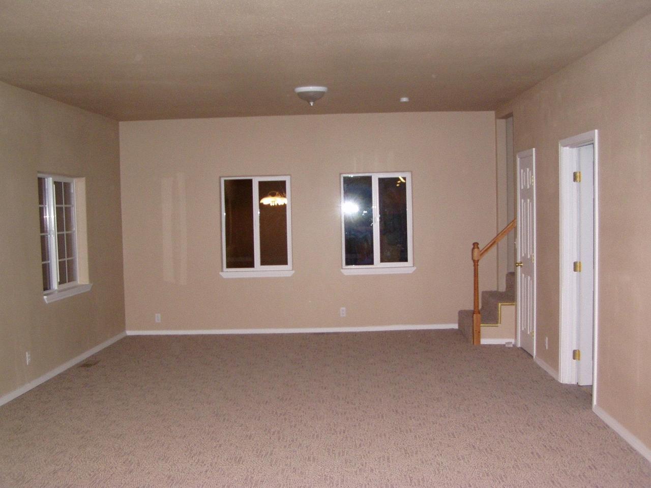 341 Liberty Road Granger, WA 98932 - Photo 8 of 19 a view of an empty room with a window