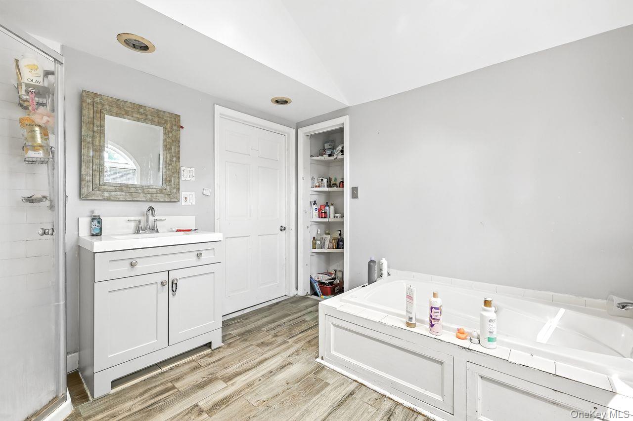 5 Dillon Road Larchmont, NY 10538 - Photo 13 of 36 a bathroom with a sink and a bathtub