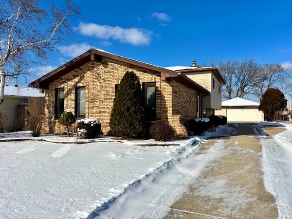 $3,200 | 7642 West 92nd Place, Hickory Hills, IL 60457