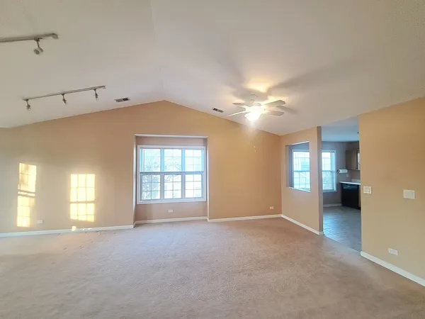 $2,400 | 2940 Heatherwood Drive, Unit 2940, Schaumburg, IL 60107