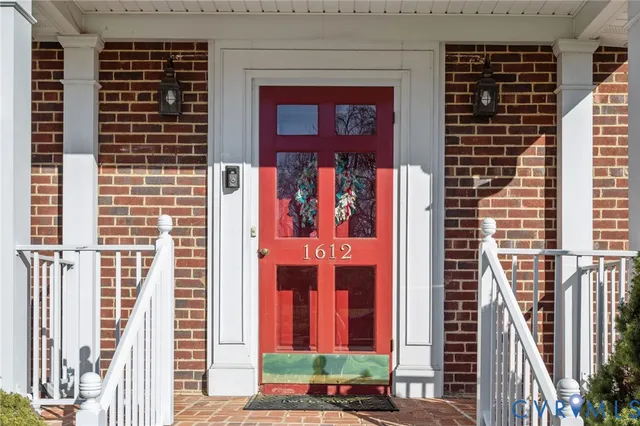 a view of a yard with a house