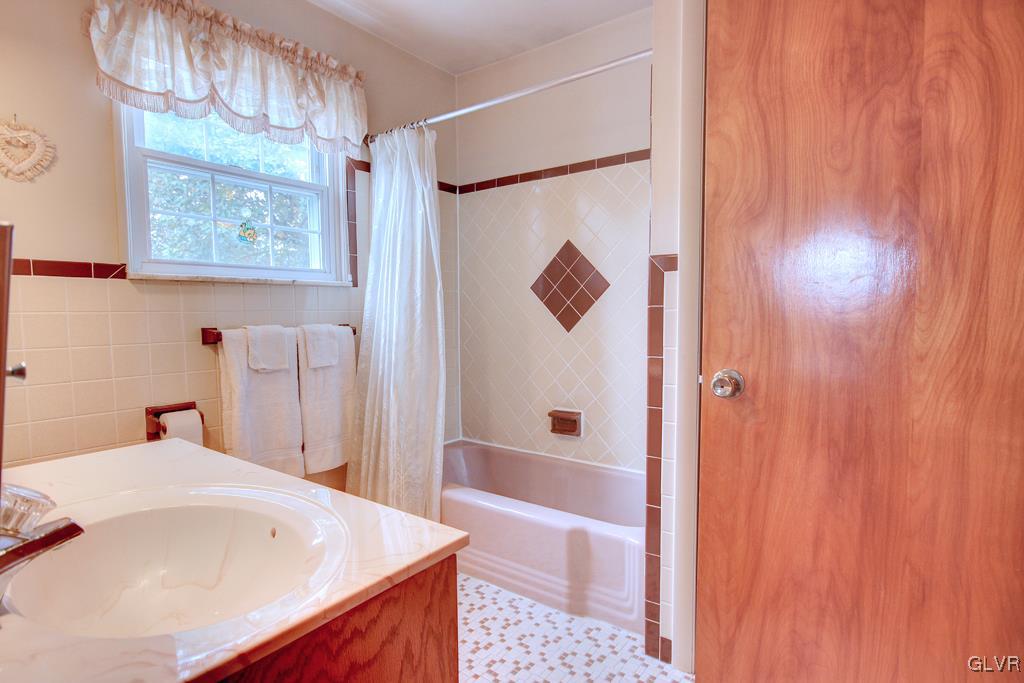 2450 Winston Road Bethlehem, PA 18017 - Photo 13 of 25 Full Bath