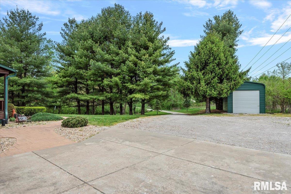 310 Pine Ridge Lane Athens, IL 62613 - Photo 8 of 67