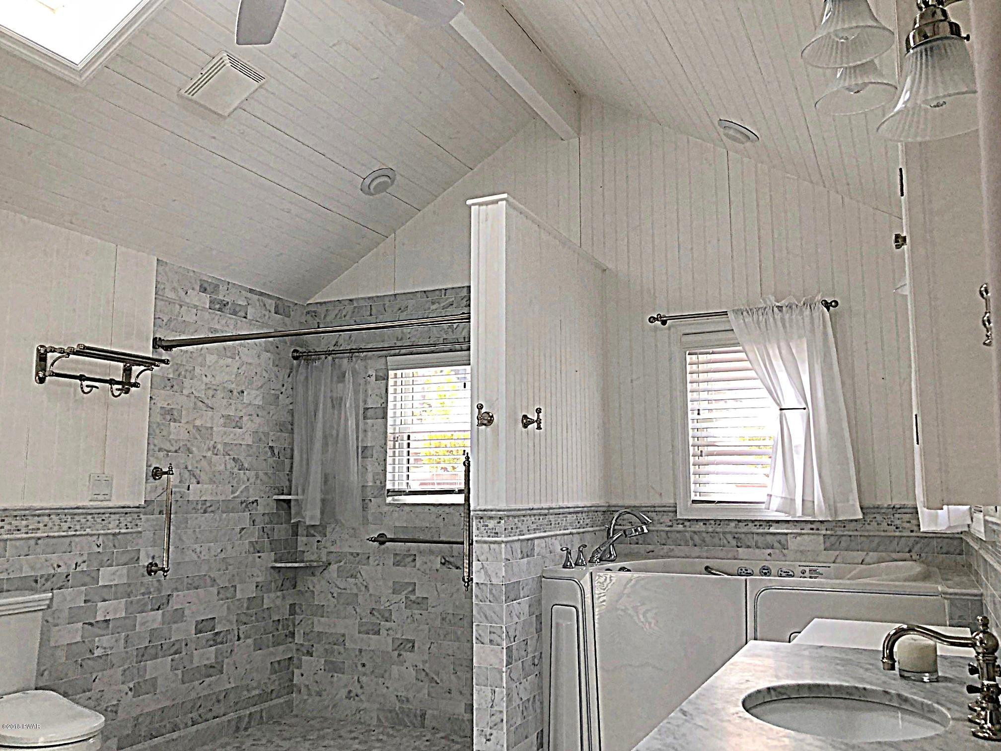 92 Ledge Road Lakeville, PA 18438 - Photo 23 of 59 owners ensuite