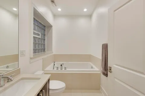 $619,000 | 822 West Buckingham Place, Unit 301, Chicago, IL 60657