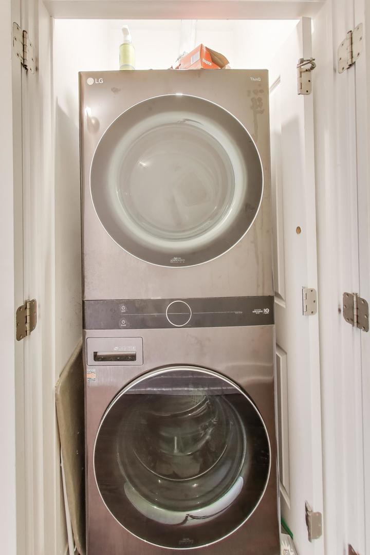 822 West Buckingham Place, Unit 301 Chicago, IL 60657 - Photo 16 of 26 a utility room with dryer and washer
