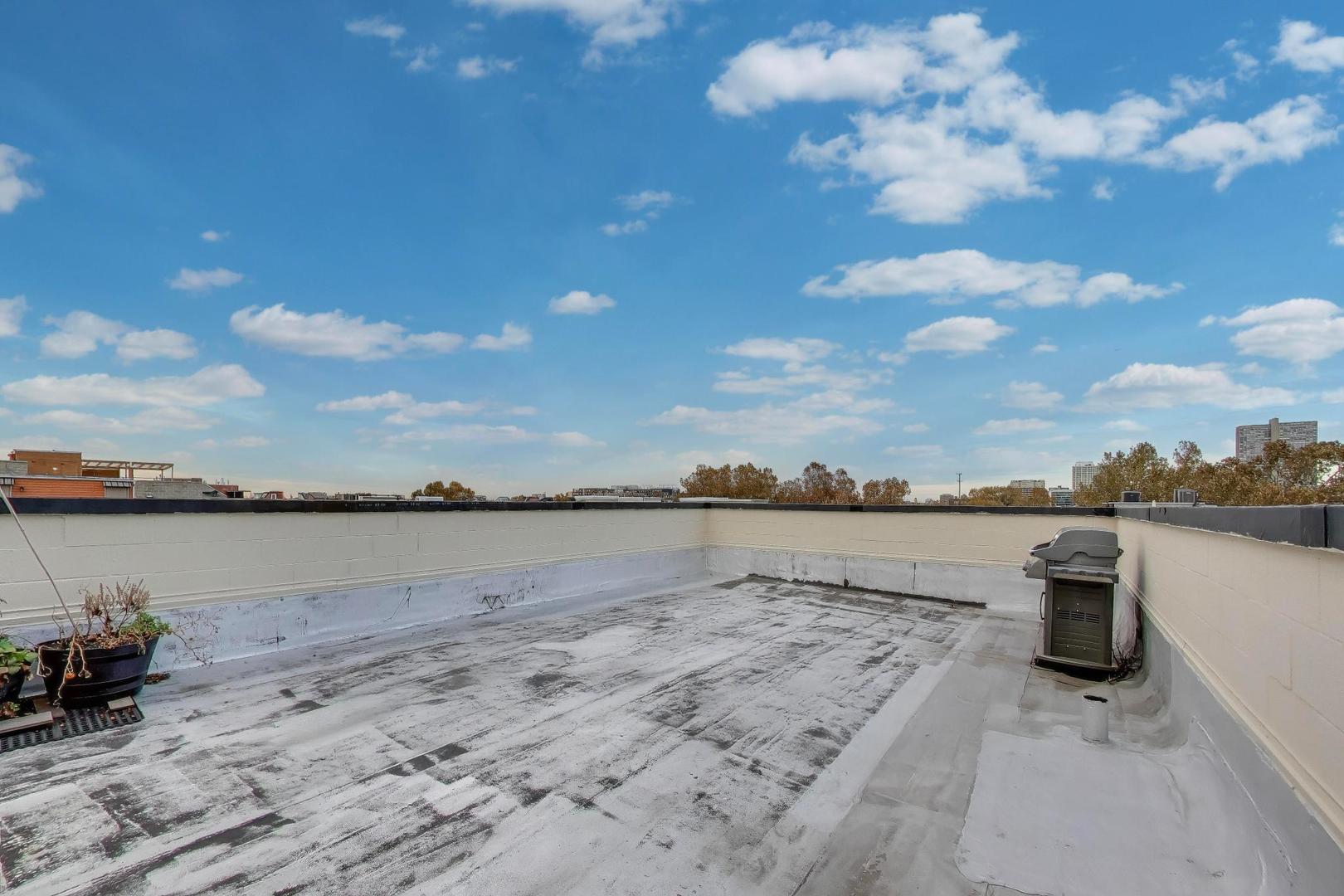 822 West Buckingham Place, Unit 301 Chicago, IL 60657 - Photo 19 of 26 a view of lake