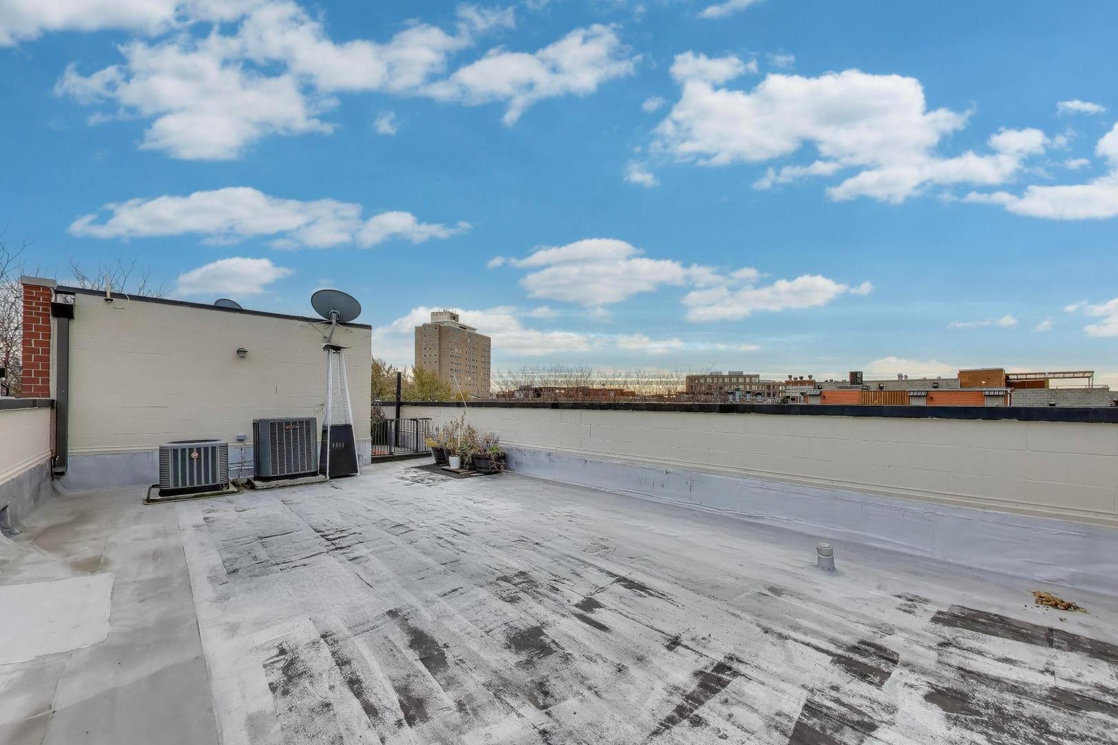 822 West Buckingham Place, Unit 301 Chicago, IL 60657 - Photo 21 of 26 a view of a lake