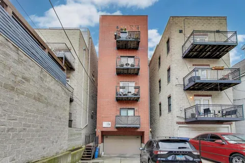 $619,000 | 822 West Buckingham Place, Unit 301, Chicago, IL 60657