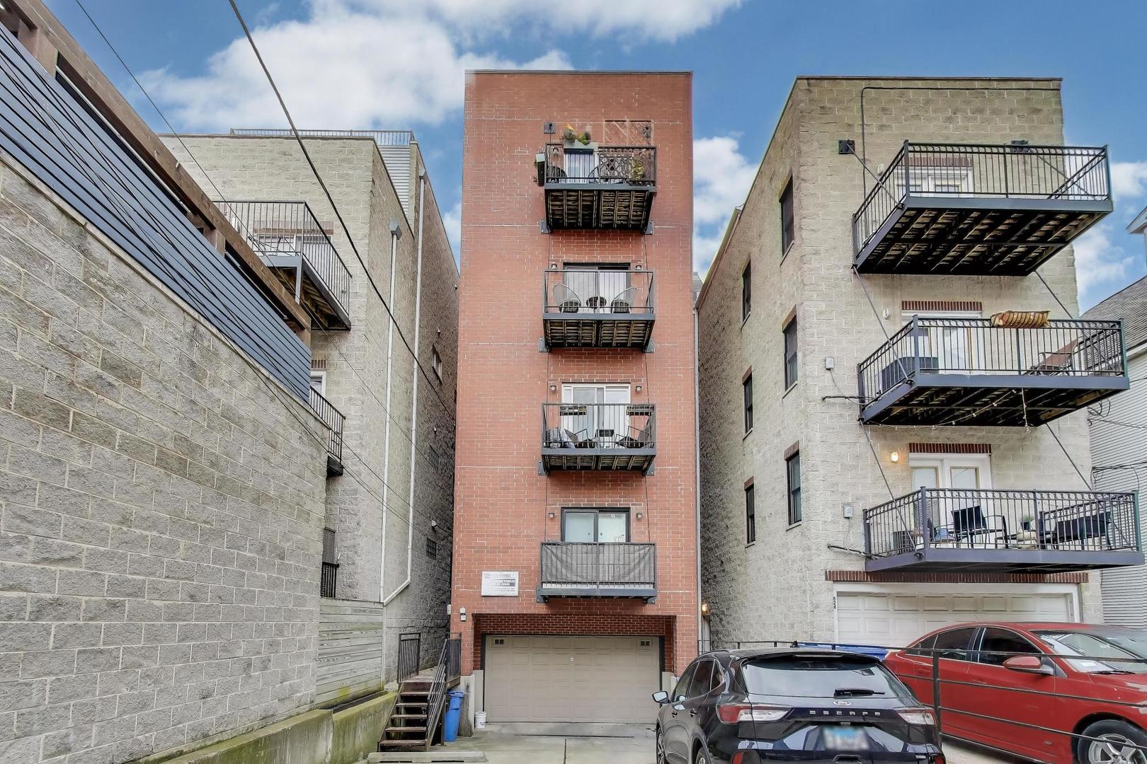 822 West Buckingham Place, Unit 301 Chicago, IL 60657 - Photo 23 of 26 a bathroom with a sink and a mirror