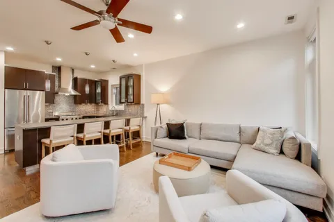 $619,000 | 822 West Buckingham Place, Unit 301, Chicago, IL 60657