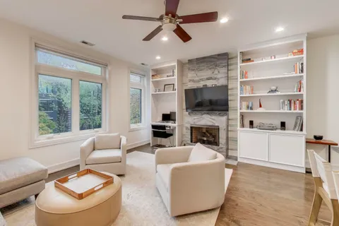 $619,000 | 822 West Buckingham Place, Unit 301, Chicago, IL 60657