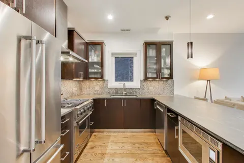 $619,000 | 822 West Buckingham Place, Unit 301, Chicago, IL 60657