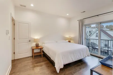 $619,000 | 822 West Buckingham Place, Unit 301, Chicago, IL 60657