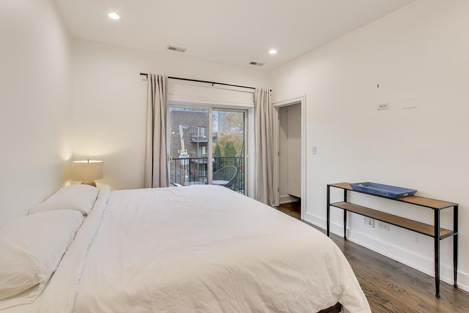 822 West Buckingham Place, Unit 301 Chicago, IL 60657 - Photo 8 of 26 a bedroom with a bed and a lamp on table