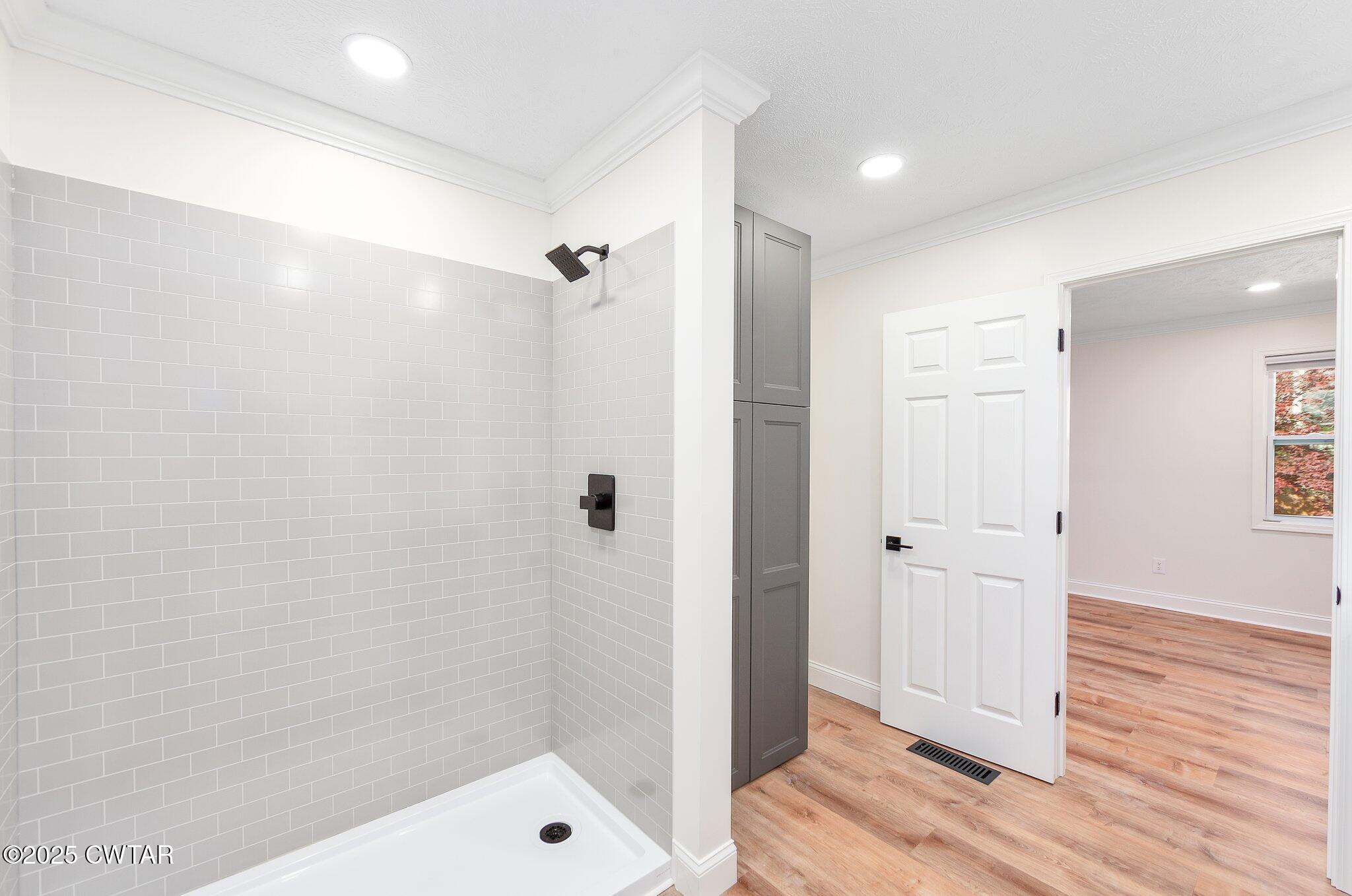 669 Walker Road Jackson, TN 38305 - Photo 26 of 32 a bathroom with a shower and a tub