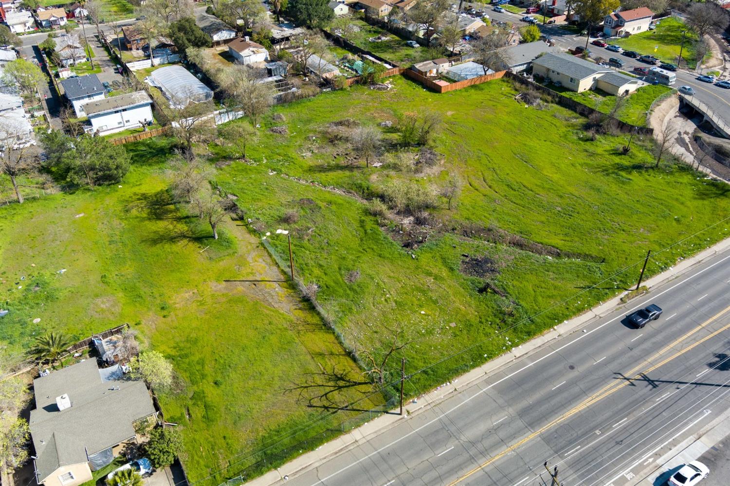 3040 Rio Linda Boulevard Sacramento, CA 95815 - Photo 12 of 19 a view of a garden