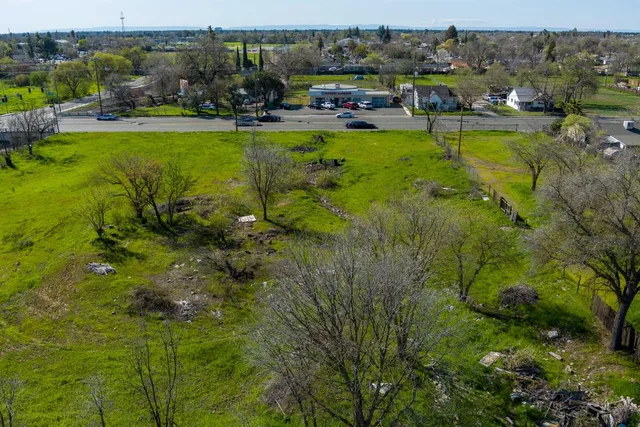 a view of an outdoor space and a yard