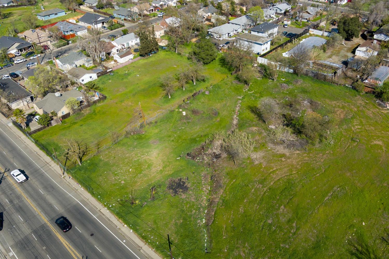 3040 Rio Linda Boulevard Sacramento, CA 95815 - Photo 10 of 19 a view of a garden from a balcony