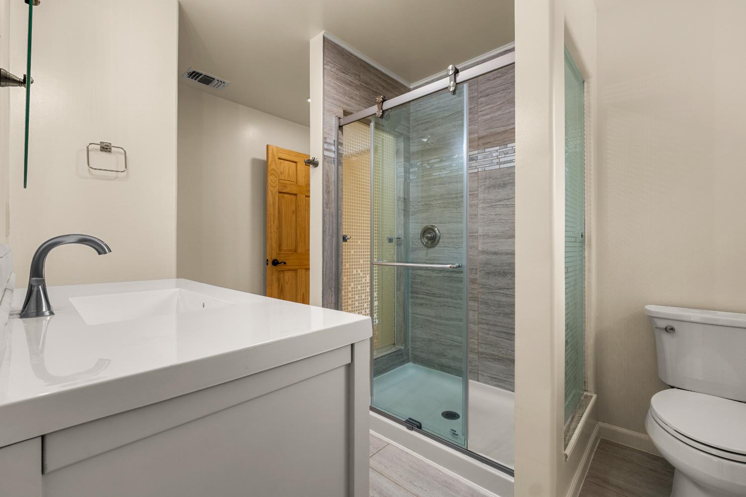 4612 South Point Road Diamond Springs, CA 95619 - Photo 38 of 68 Jack & Jill Bathroom