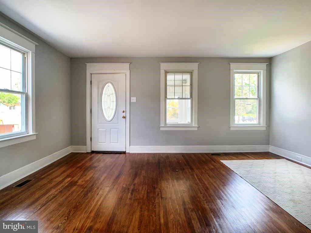 324 Durham Road Langhorne, PA 19047 - Photo 9 of 40 Living Room