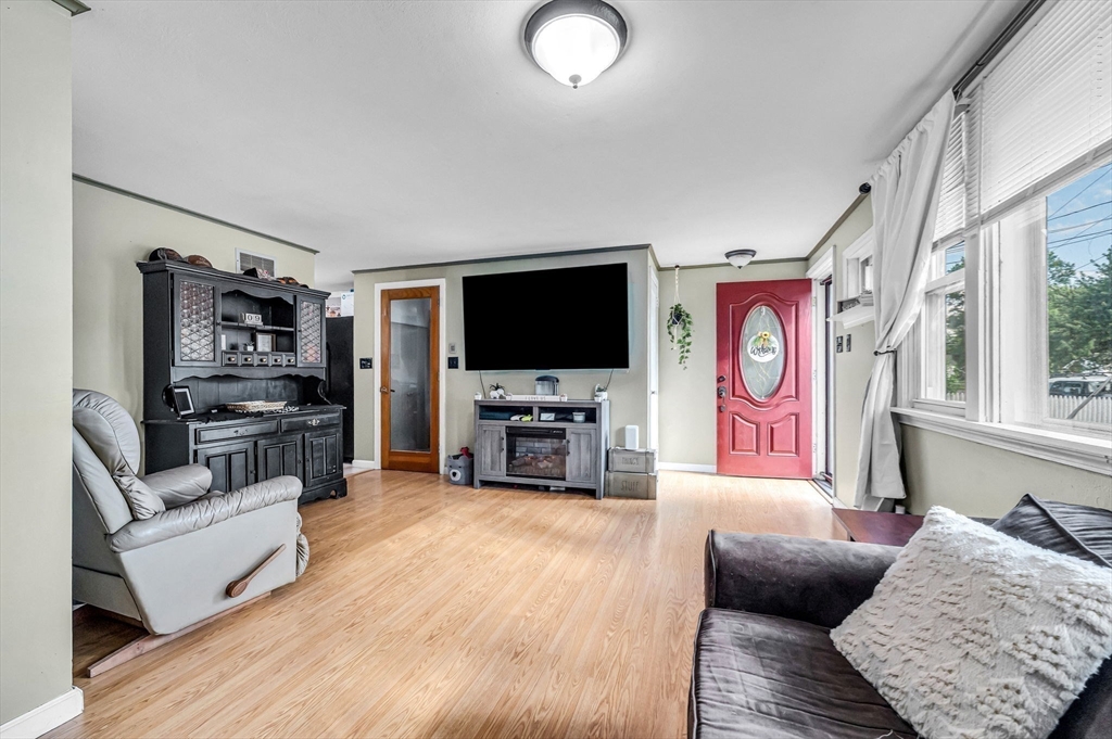 87 Wakefield Street Springfield, MA 01151 - Photo 2 of 39 Gallery Image 2