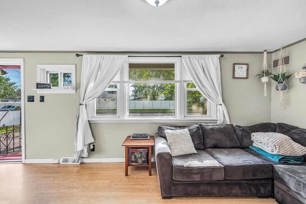 87 Wakefield Street Springfield, MA 01151 - Photo 6 of 39 Gallery Image 6