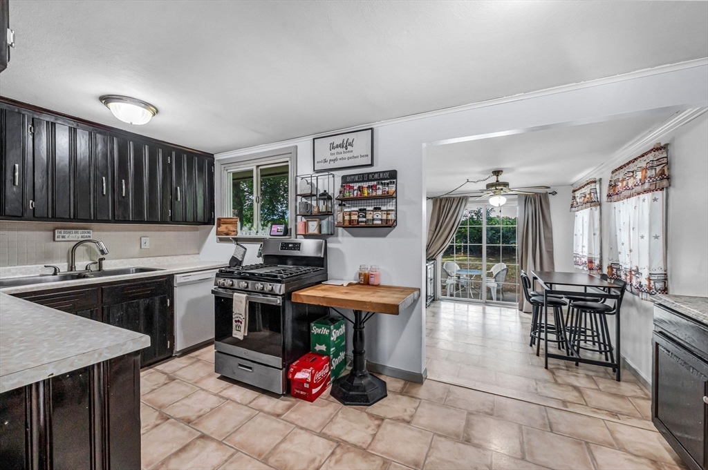 87 Wakefield Street Springfield, MA 01151 - Photo 7 of 39 Gallery Image 7