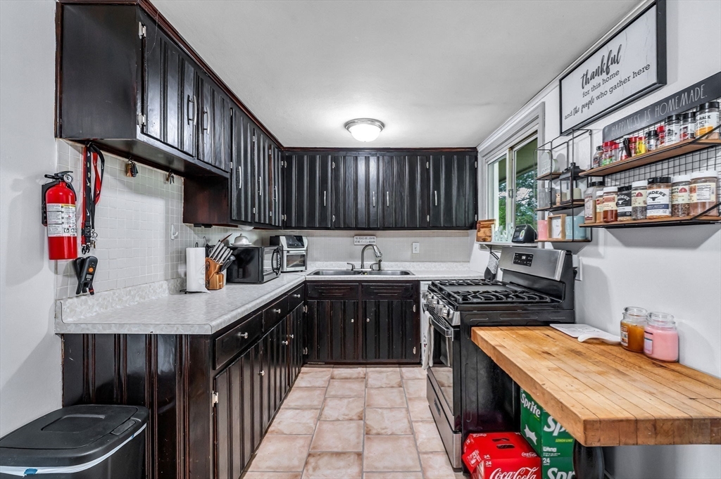 87 Wakefield Street Springfield, MA 01151 - Photo 8 of 39 Gallery Image 8