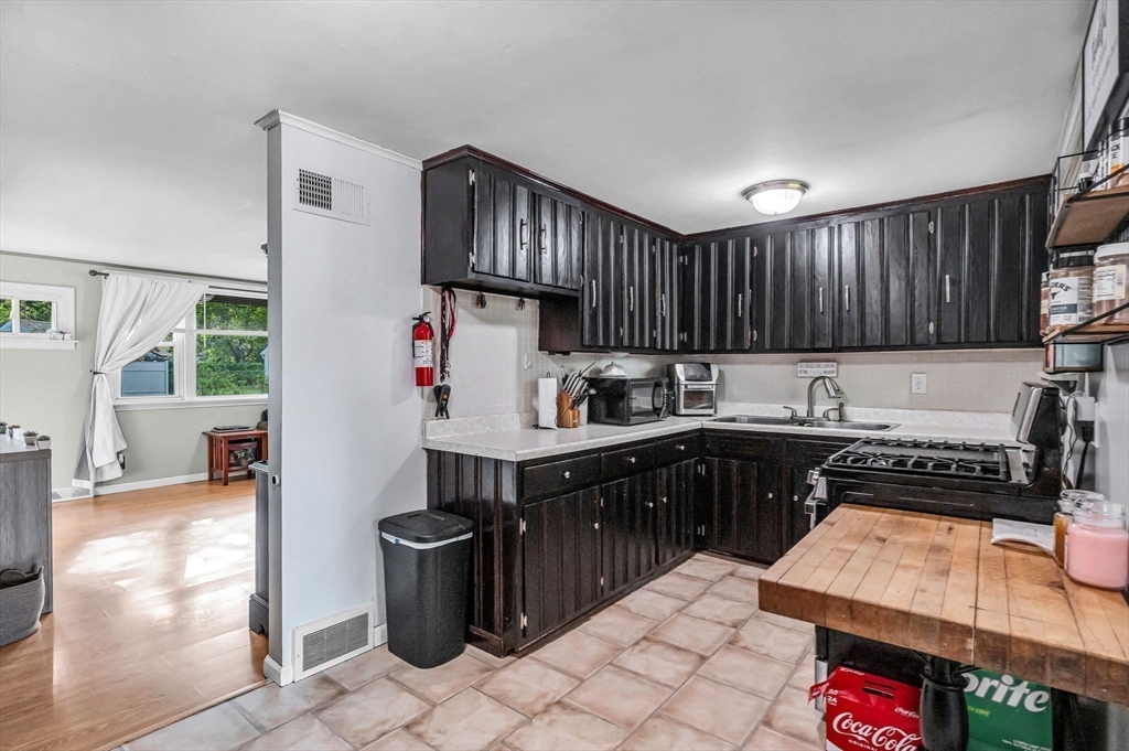 87 Wakefield Street Springfield, MA 01151 - Photo 9 of 39 Gallery Image 9
