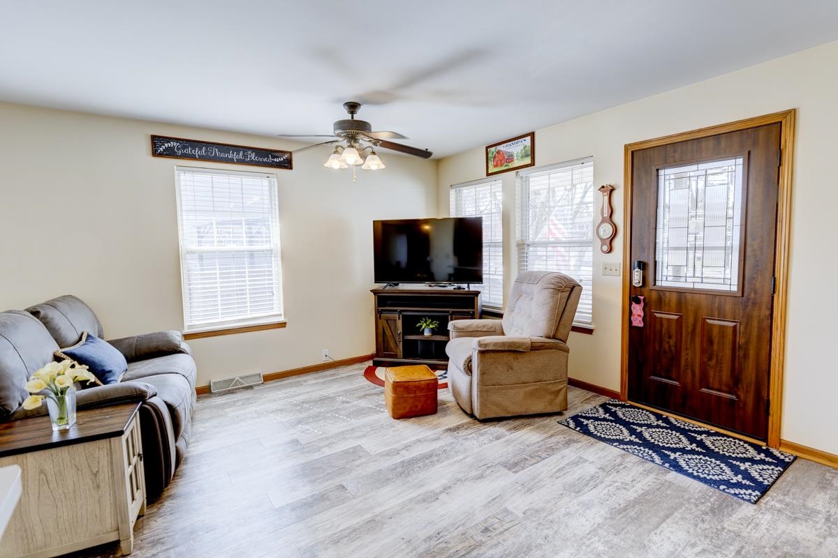 403 Hanson Road Stoughton, WI 53589 - Photo 4 of 30