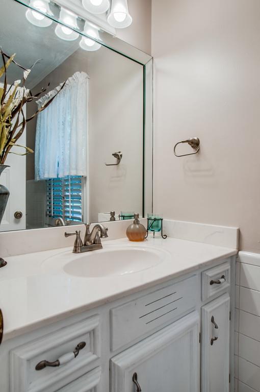 2052 Ridgecrest Circle Dickson, TN 37055 - Photo 11 of 30 Downstairs bath.