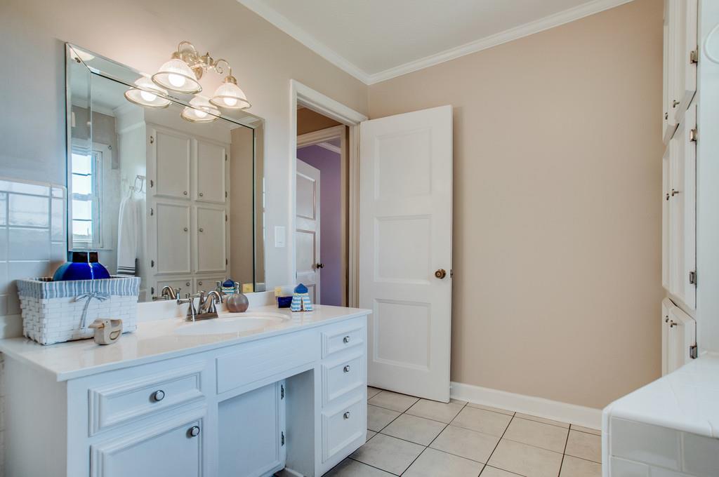 2052 Ridgecrest Circle Dickson, TN 37055 - Photo 23 of 30 Jack & Jill bathroom.