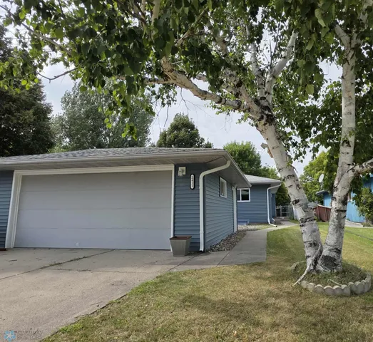 $220,000 | 2411 Country Club Parkway, Moorhead, MN 56560