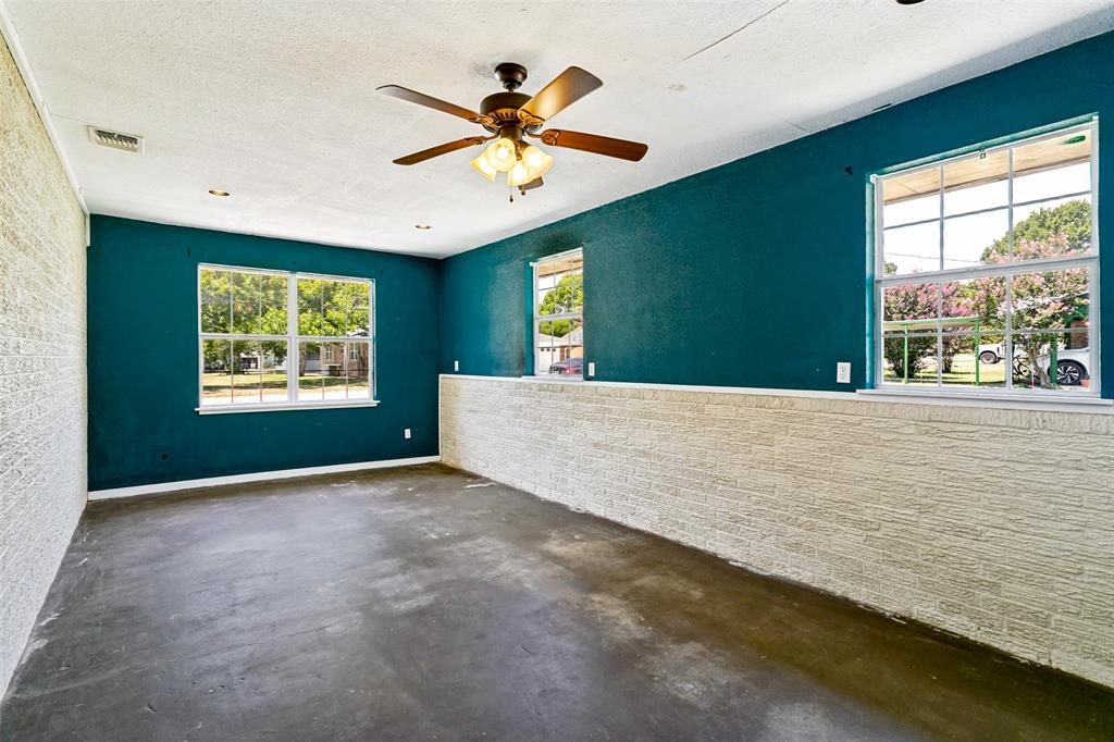 308 North Ave C Springtown, TX 76082 - Photo 13 of 25