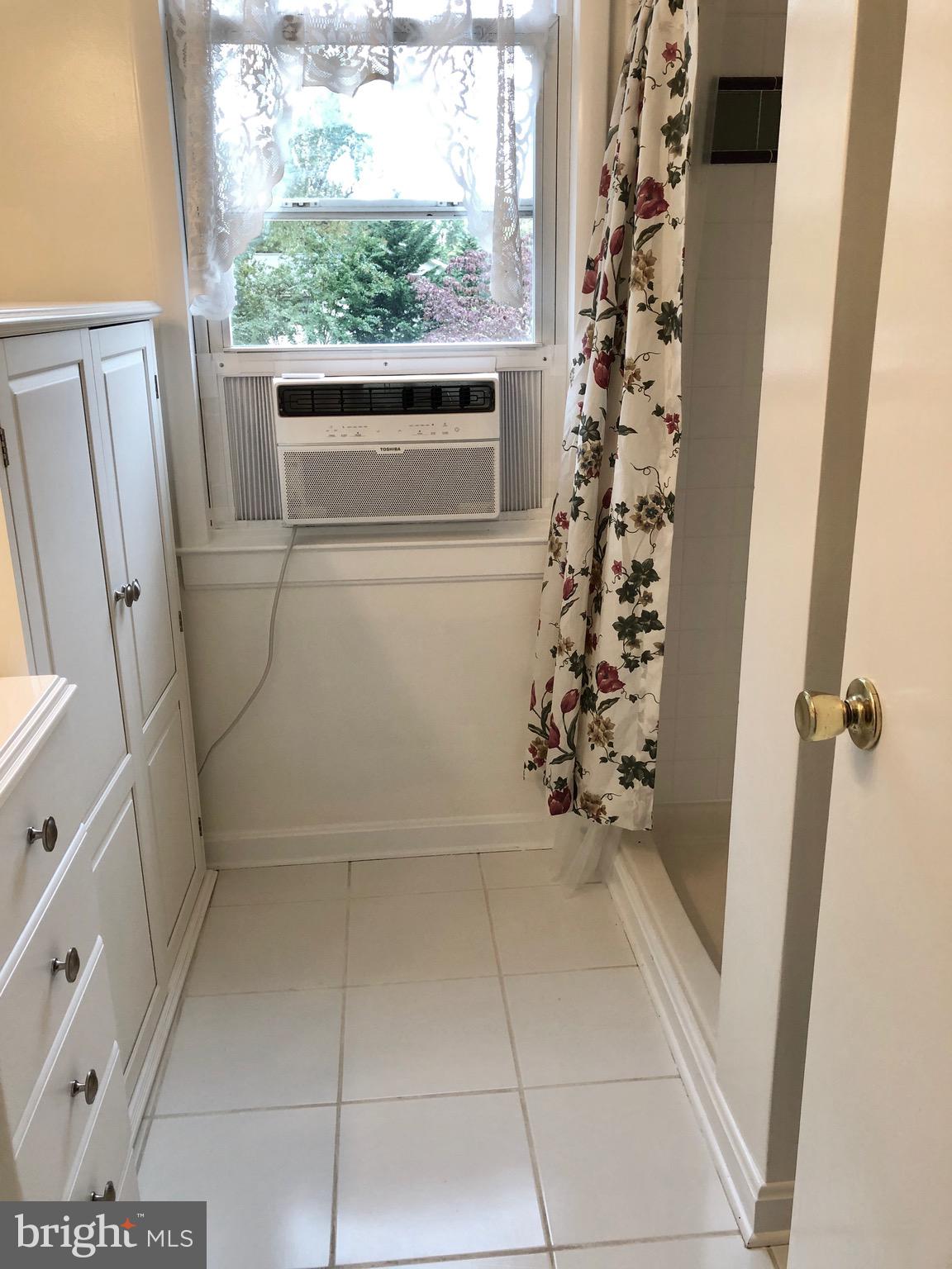 2928 Chestnut Road Edgewater, MD 21037 - Photo 19 of 24 Second floor Full Bathroom