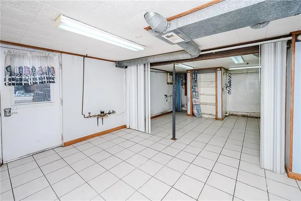 a view of a livingroom with closet