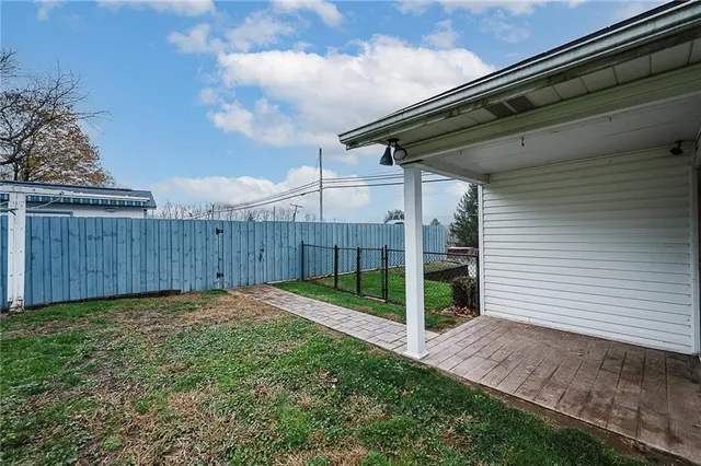 a view of a backyard